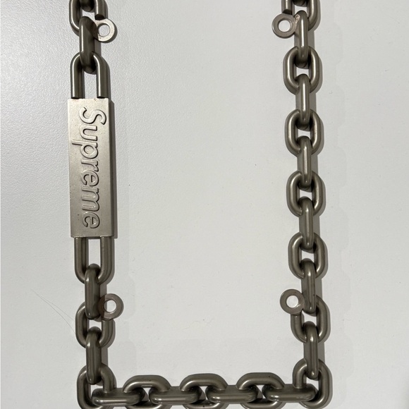Supreme Metal Chain-Design License Plate Frame - Picture 1 of 3